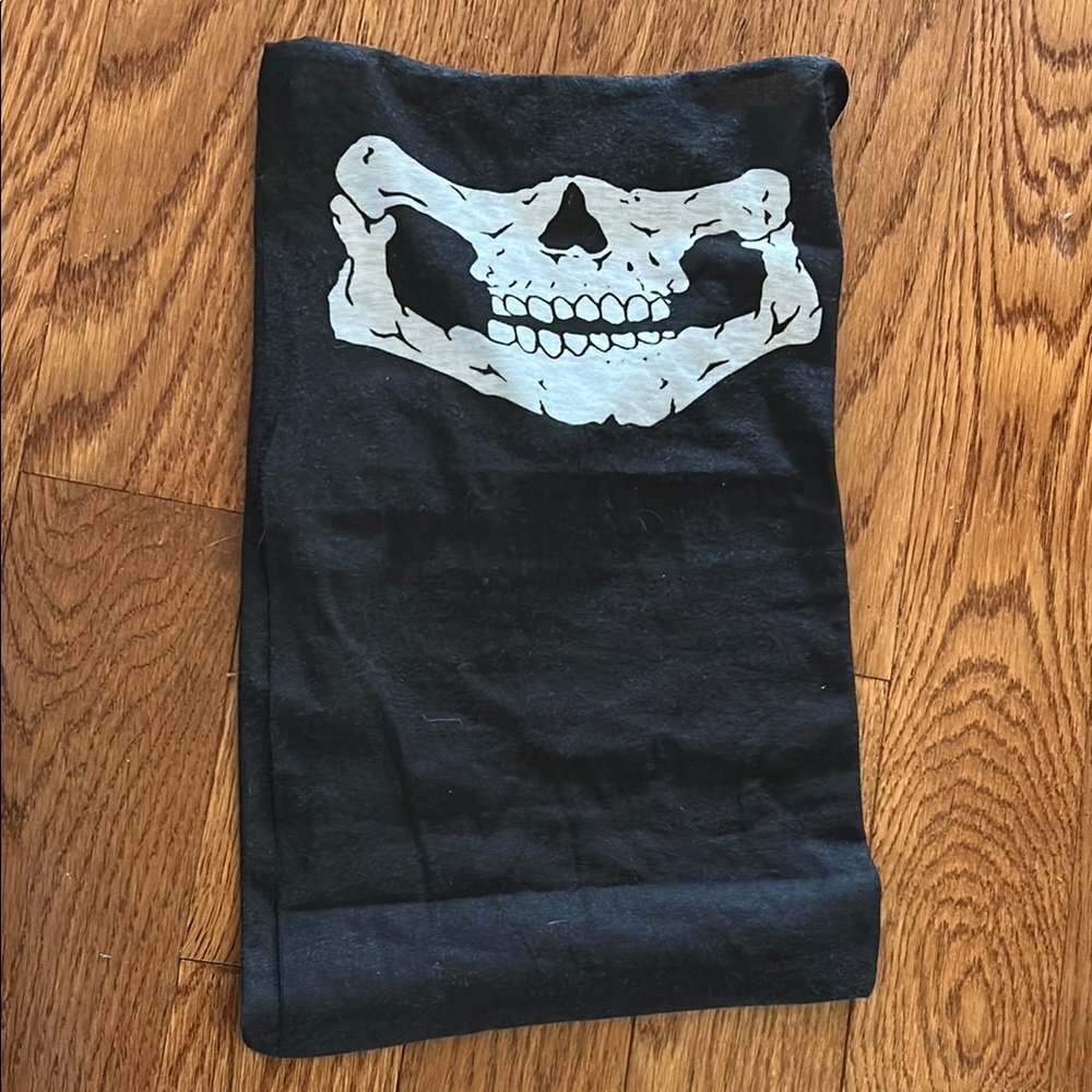 - Black Skull Graphic Neck warmer